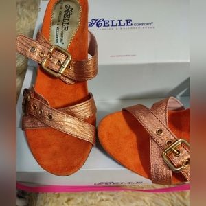 Helle Comfort $175 MSRP sz 38 (7) NIB. Copper Metallic leather 2.5" wedge heels.